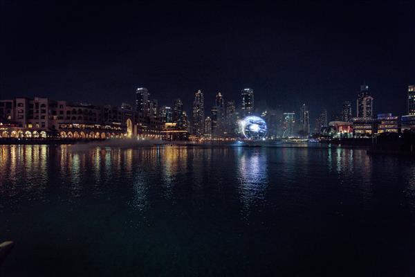 إنفيني تعكس فنيًا نشاطات الدماغ من خلال عرضًا نابضًا بالحياة في نافورة دبي